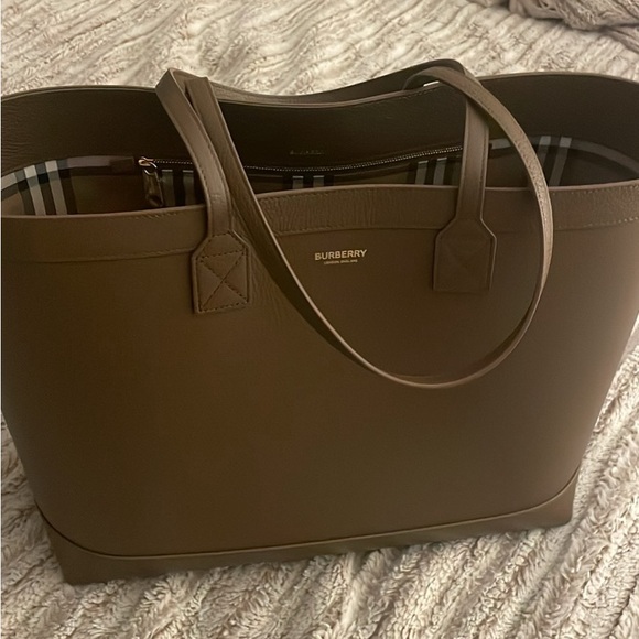 NWT Burberry Tote in Brown Coffee FULL INCLUSIVE with FREE Burberry Lux Card - Picture 1 of 9